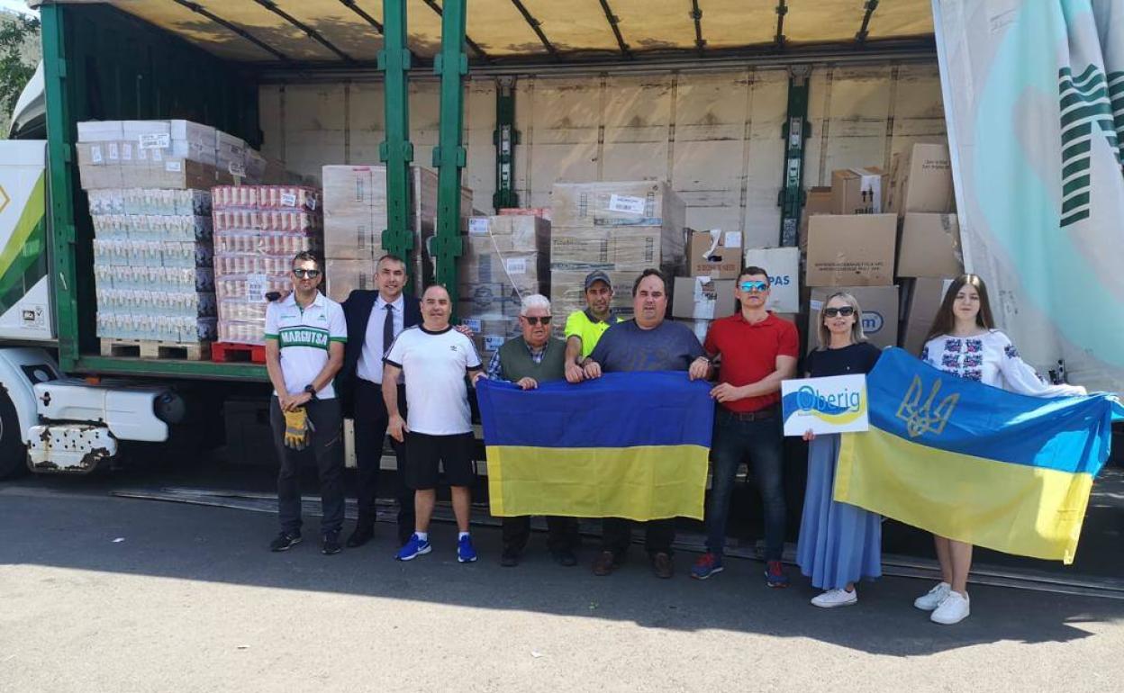 Miembros de la asociación de ayuda a Ucrania y representantes municipales, con los alimentos donados. dm