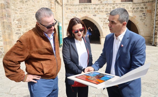 El embajador y su esposa reciben una lámina del apóstol Santiago 