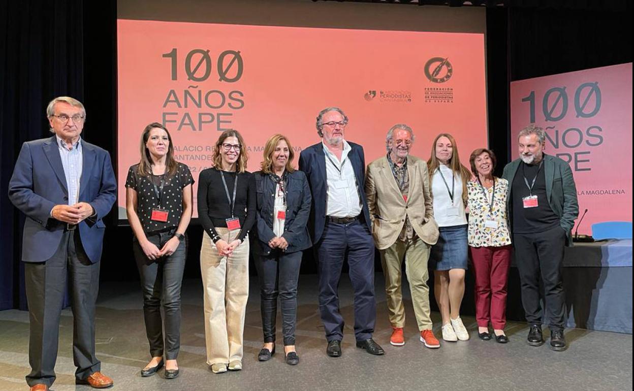 Los miembros de la nueva junta directiva de la FAPE, en el Paraninfo de la Magdalena.