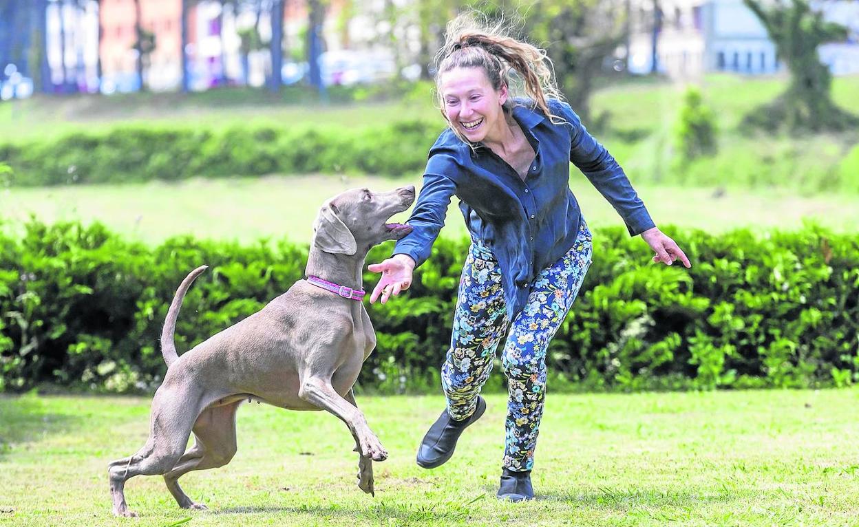 La investigadora Ana Victoria Villar juega con Pipa durante uno de sus diarios paseos por Soto de la Marina. 