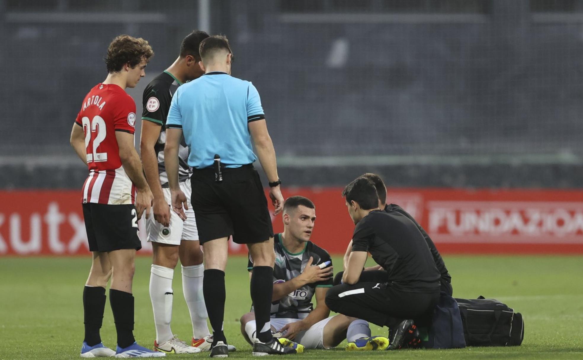 Mantilla es atendido sobre el césped de Lezama después de golpearse en su hombro izquierdo durante el partido de ayer.