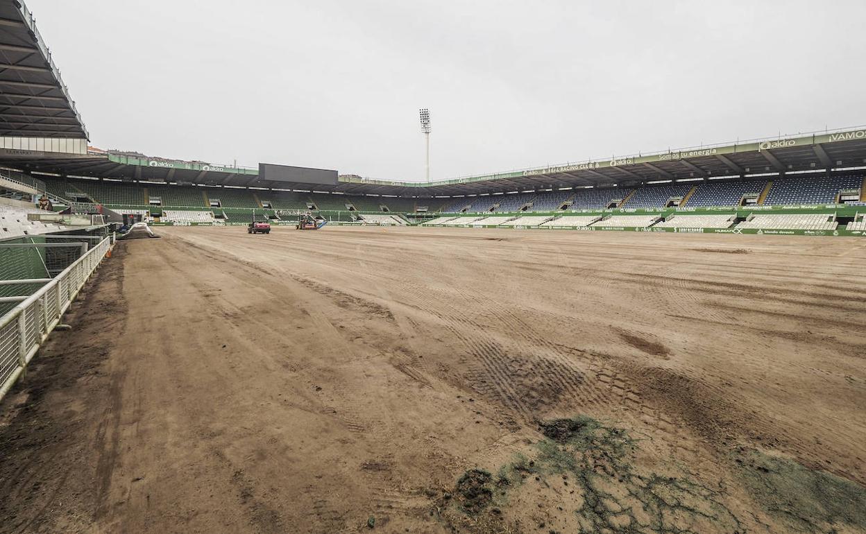 El césped, sustituido. Estado del terreno de juego en plenos trabajos de acondicionamiento.