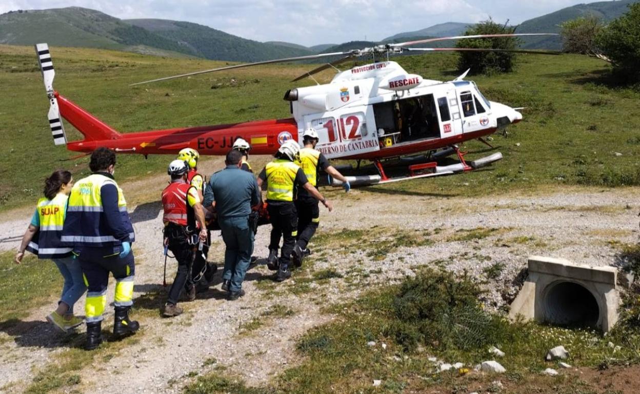 Momento del traslado del hombre al helicóptero de rescate del Gobierno regional.