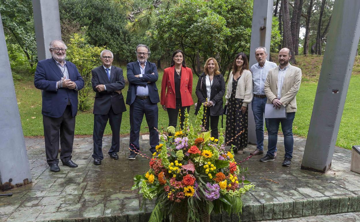 Fernando González Urbaneja, Nemesio Rodríguez, Miguel Ángel Noceda, Gema Igual, Dolores Gallardo, Ángela Casado, Santiago Rego y Enrique Palacio, en la ofrenda floral en La Magdalena. 