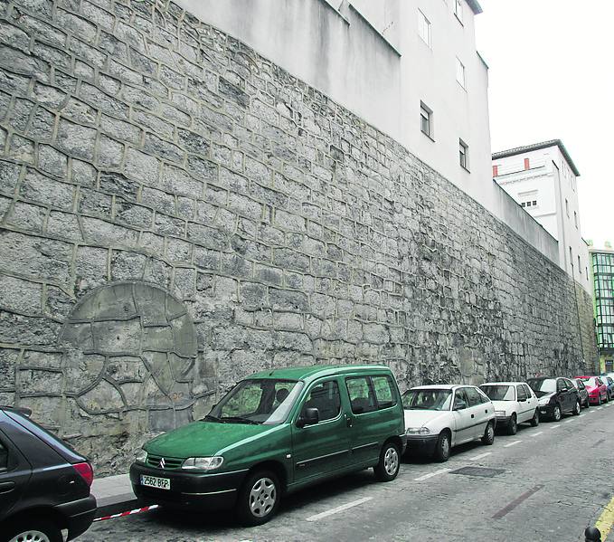 Bonifaz. Se trata del refugio situado en la confluencia de las calles Bonifaz y Gándara y teniendo como base los sólidos muros del convento de las Siervas de María. Aún hoy visibles y tapiadas, este espacio tiene siete bocas y una capacidad para ochocientas personas.Es otro de los grandes refugios de tipo galería. La cota máxima que alcanzaban sus túneles no superaba los seis metros.