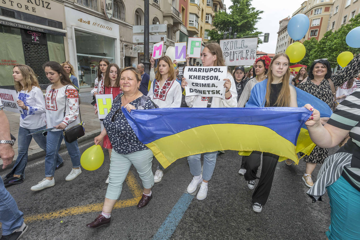 Así ha sido la marcha por Ucrania este domingo en Santander