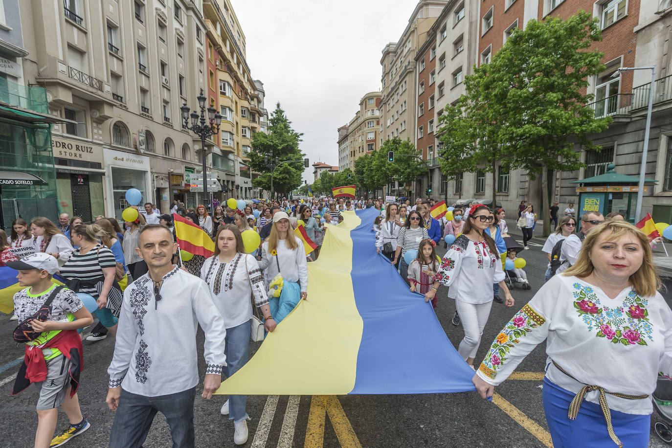 Así ha sido la marcha por Ucrania este domingo en Santander