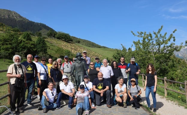 Imagen principal - En el monumento al Peregrino y durante la celebración de la asamblea, en Potes 