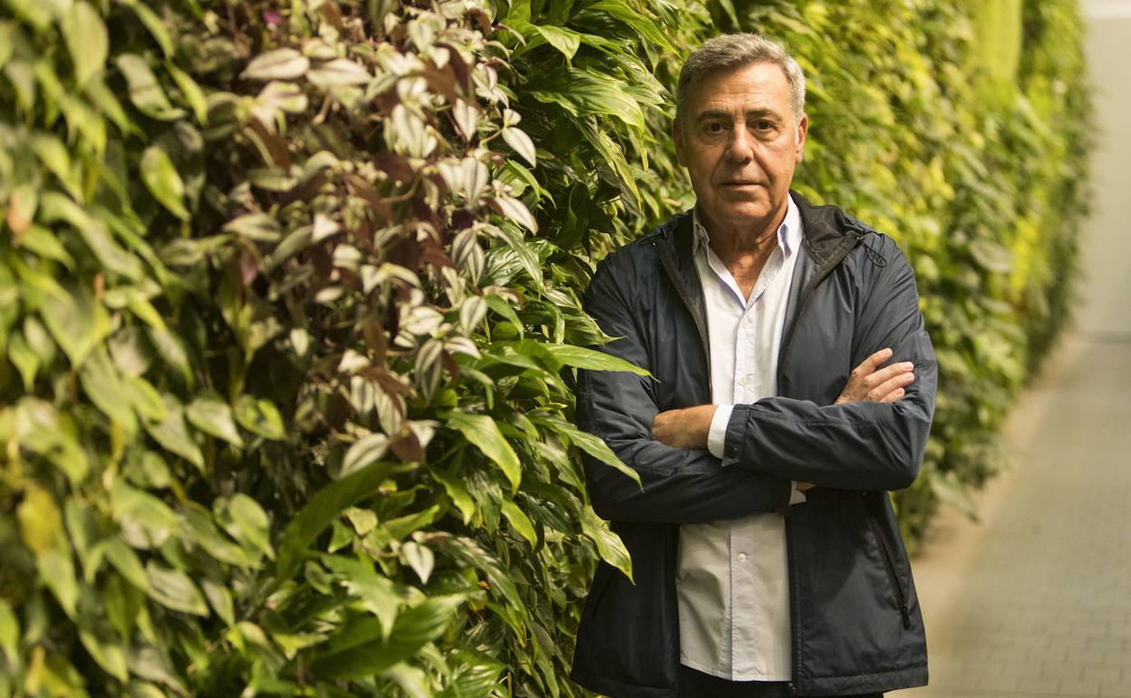 El diseñador en el jardín vertical del edificio de Tabacalera de Santander.