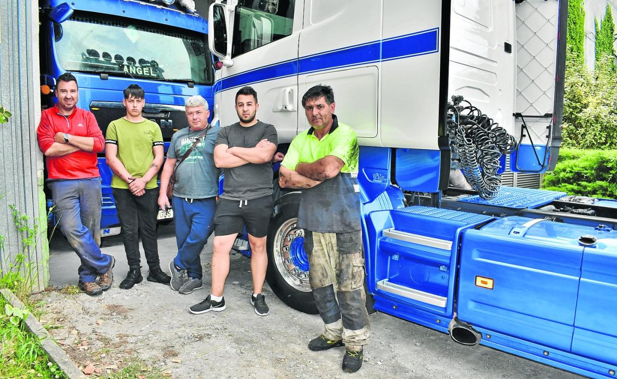 Ángel Castañeda, Manuel Gutiérrez, Tarco Martin Vasile, David Arriarán y Antonio Gutiérrez, junto a sus vehículos. 