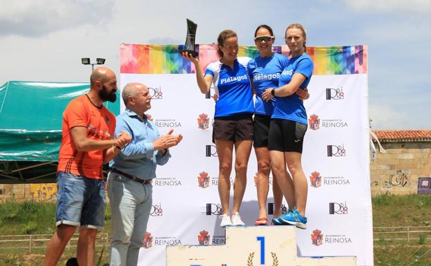 La ganadora Inés Astrain, escoltada por Gabriela Sánchez (Piélagos) y Marta Eryka Kazimierczak (Piélagos).