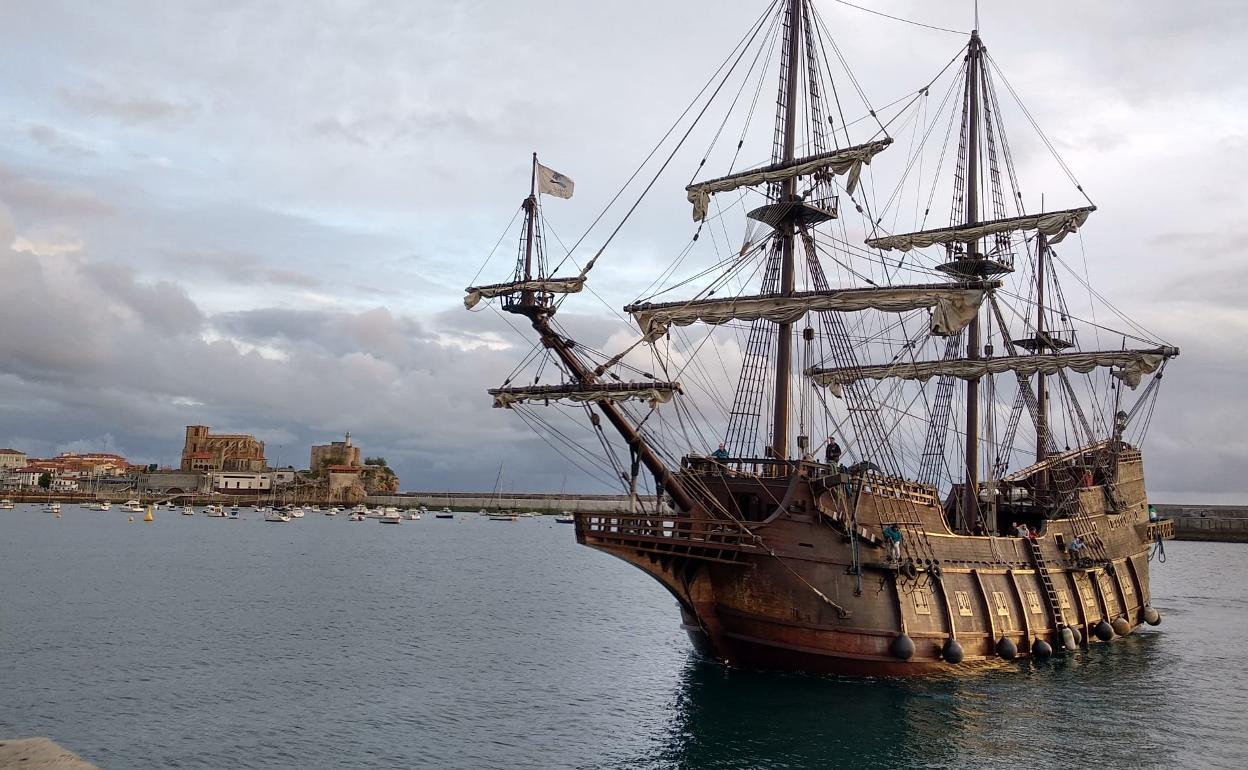 El Galeón Andalucía llegando a Castro.