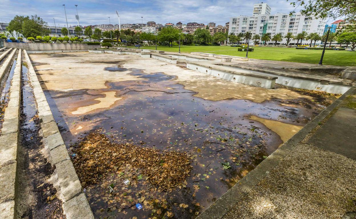 El estanque ubicado en el parque de Mesones, este lunes, luce sin agua y presenta una imagen de completo abandono.