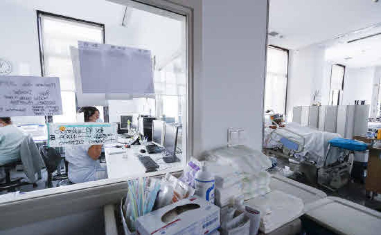 Imagen de archivo de la Unidad de cuidados intensivos (UCI) del Hospital Marqués de Valdecilla.