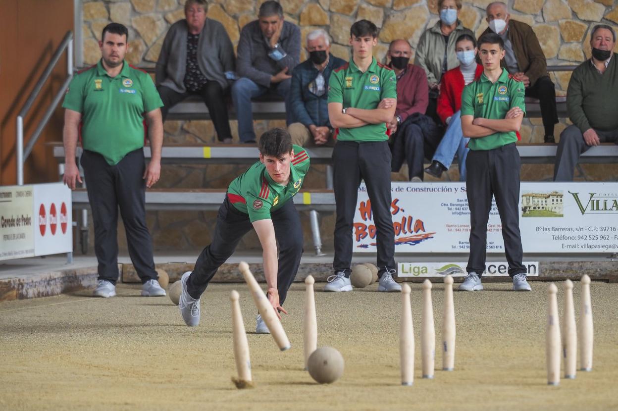 Mario Pellón durante el partido de la Bolística este curso en La Cavada. Al fondo, Mario Herrero, Ángel Pellón y Marcos Sobejano.