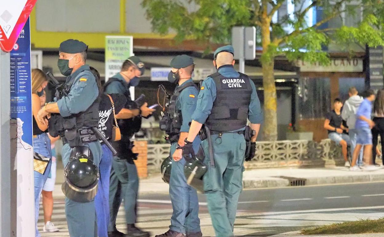 Efectivos de la Guardia Civil, este pasado verano, en Noja.