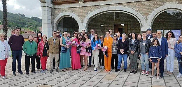 Damas y reina arropadas por Corporación, asociaciones y sus familias.