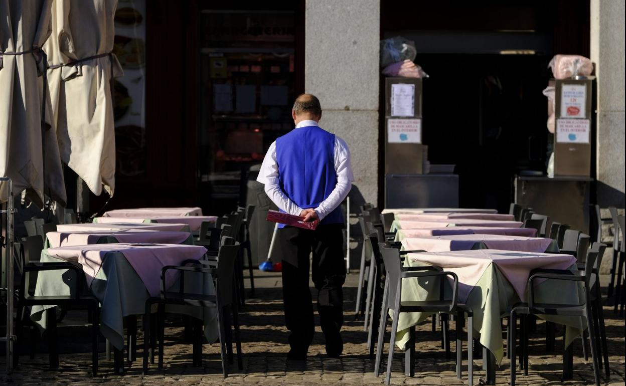 Camarero en la terraza de un establecimiento hostelero. 