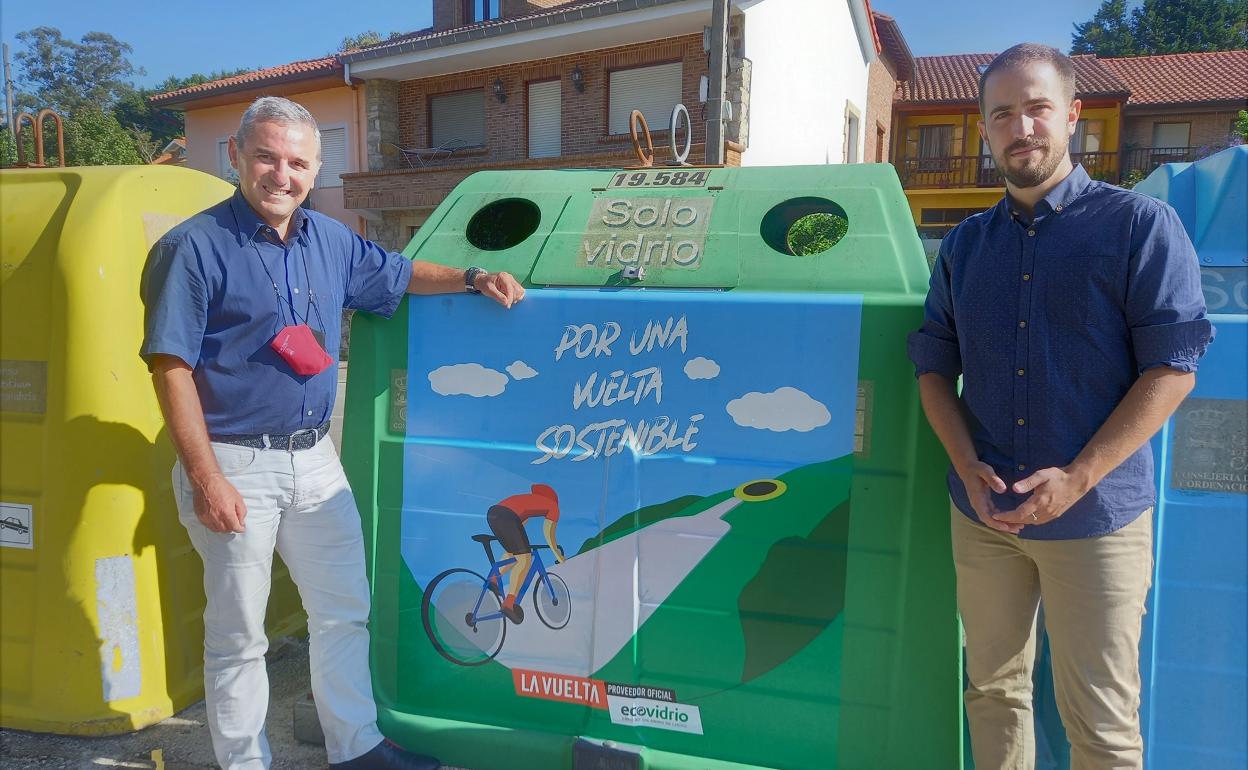 El alcalde, Alberto García Onandía, y el concejal de Medio Ambiente, Luis del Piñal, durante la presentación de otra campaña de promoción del reciclaje, que se puso en marcha con motivo de la llegada de La Vuelta 2021 al municipio, el pasado verano.