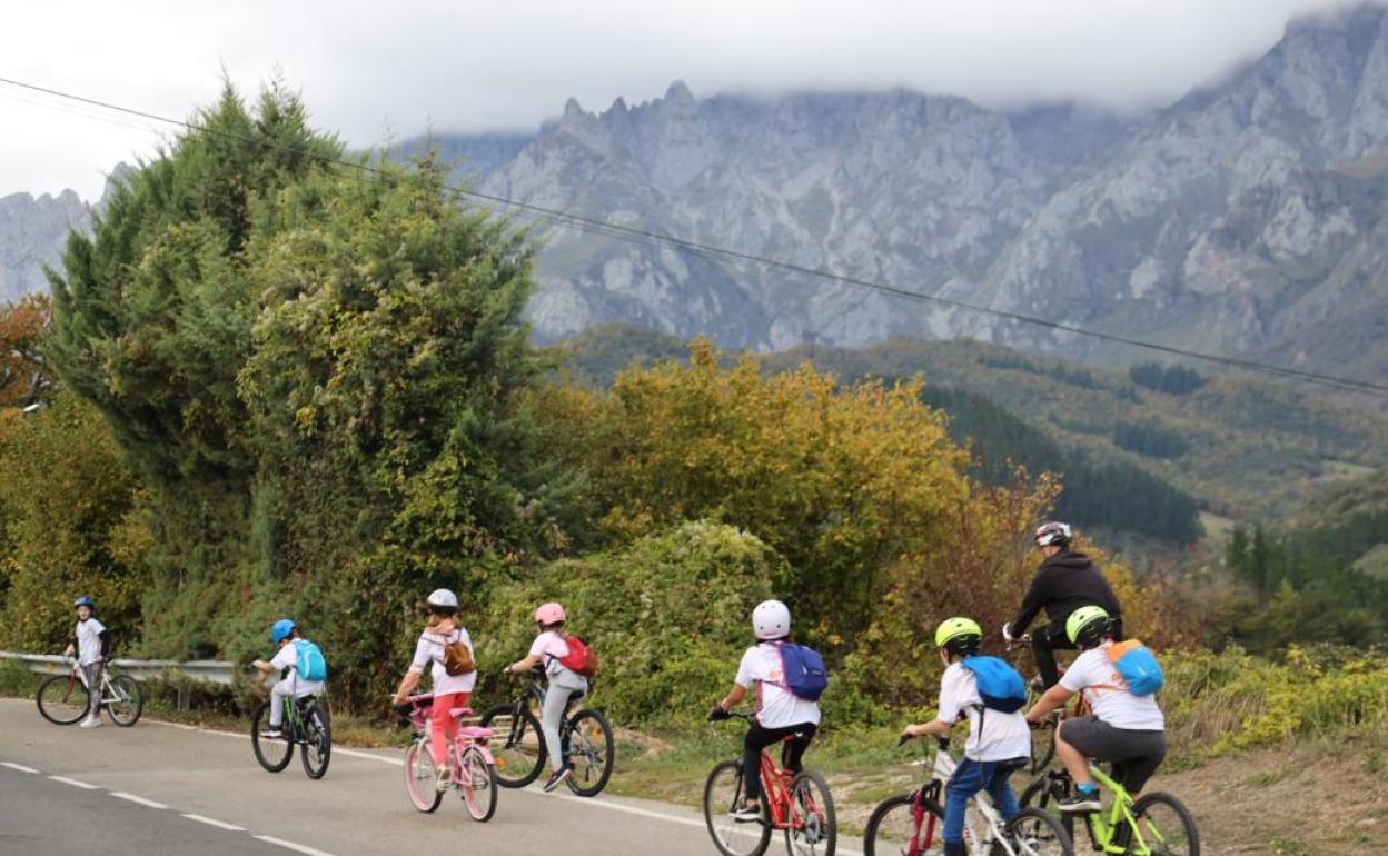 Alumnos del CEIP Concepción Arenal, de Potes, en una actividad en bicicleta hasta Santo Toribio 