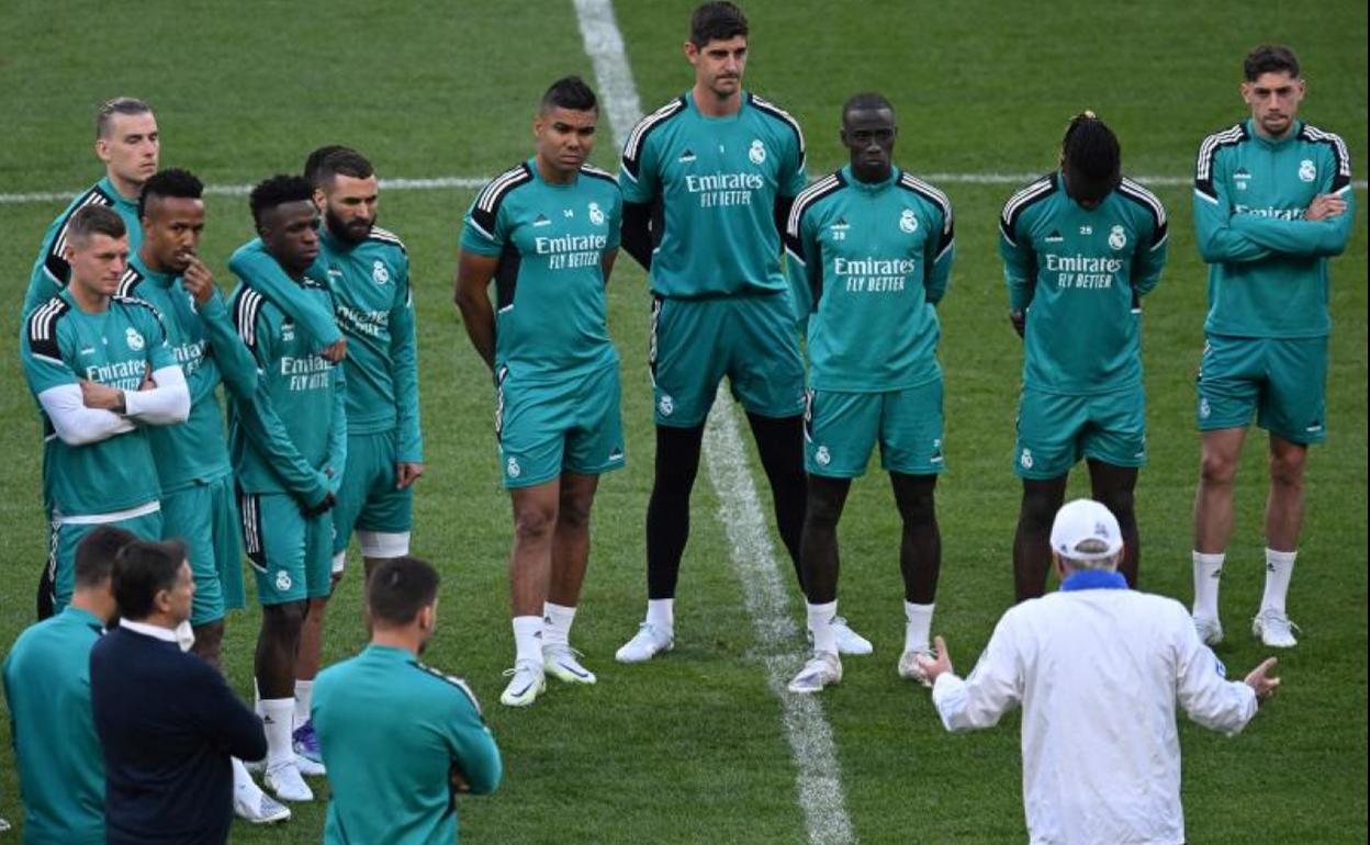 Carlo Ancelotti, arengando a sus tropas en el Stade de France. 