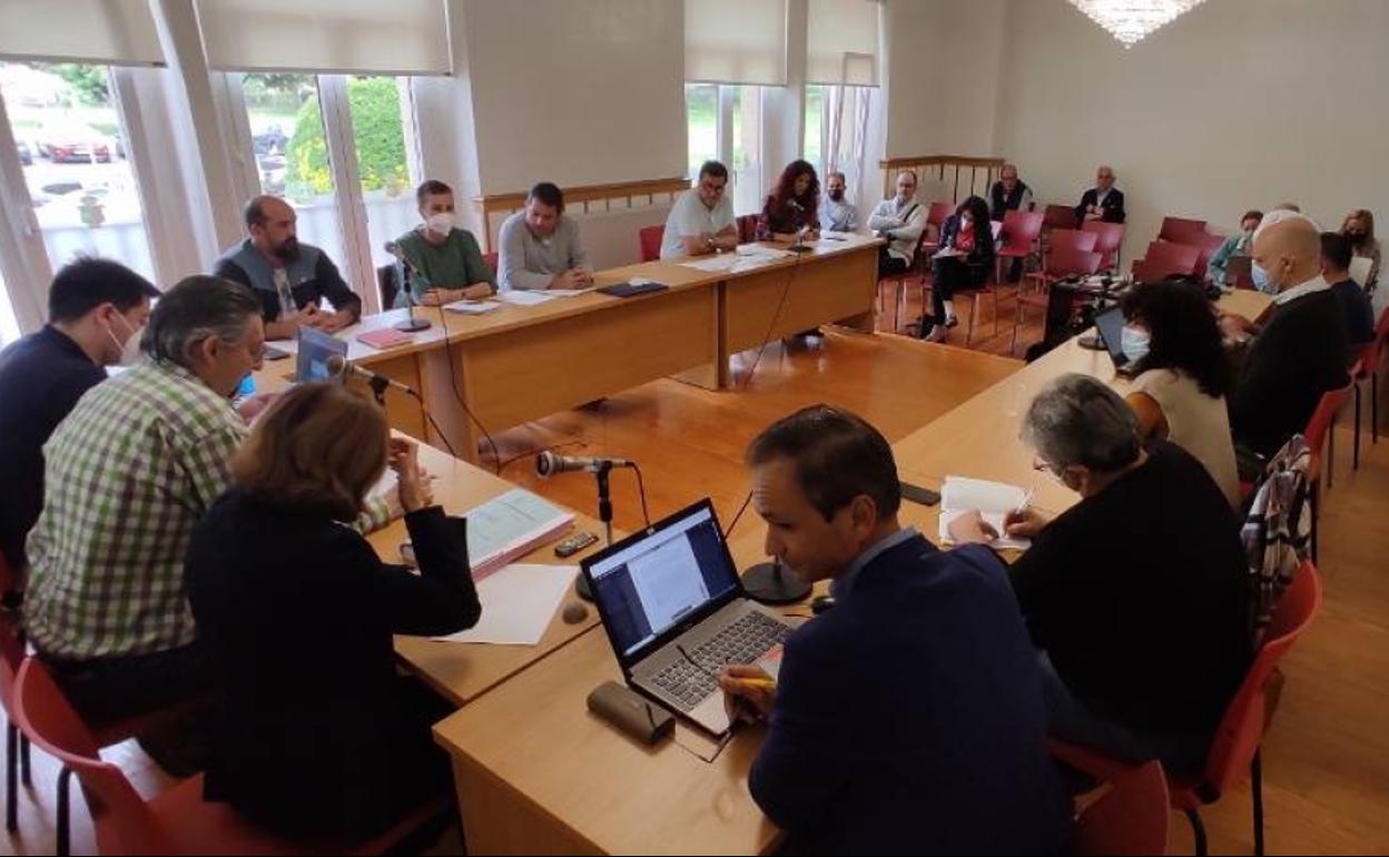 Sesión plenaria celebrada este jueves en Los Corrales.