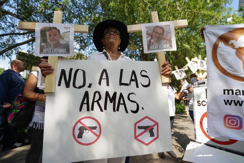 Masiva movilización contra la convención anual de la Asociación Nacional del Rifle en Houston.