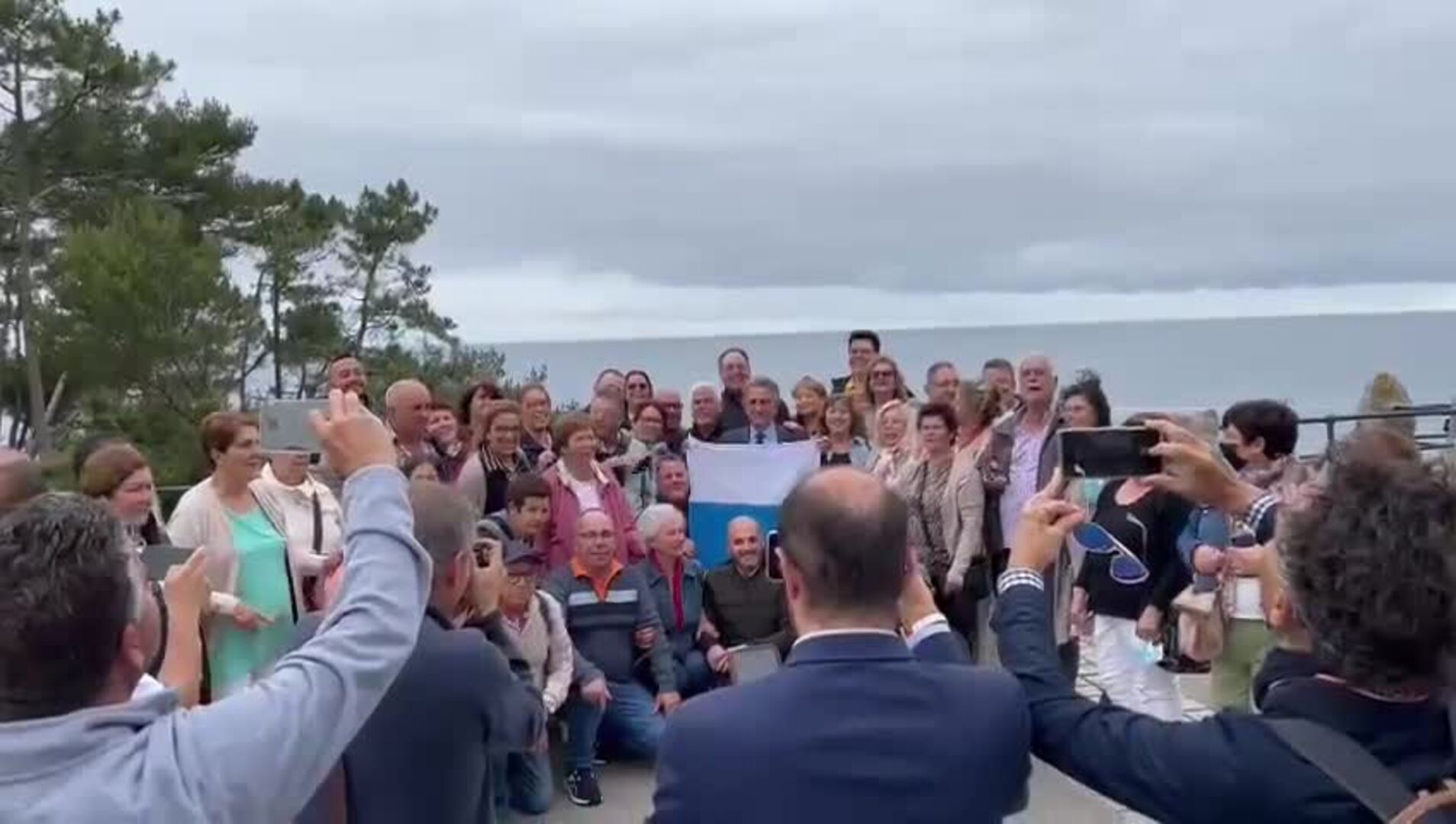 Turistas de Tenerife fans de Revilla se bajan del Magdaleno para gritarle «presidente, presidente»