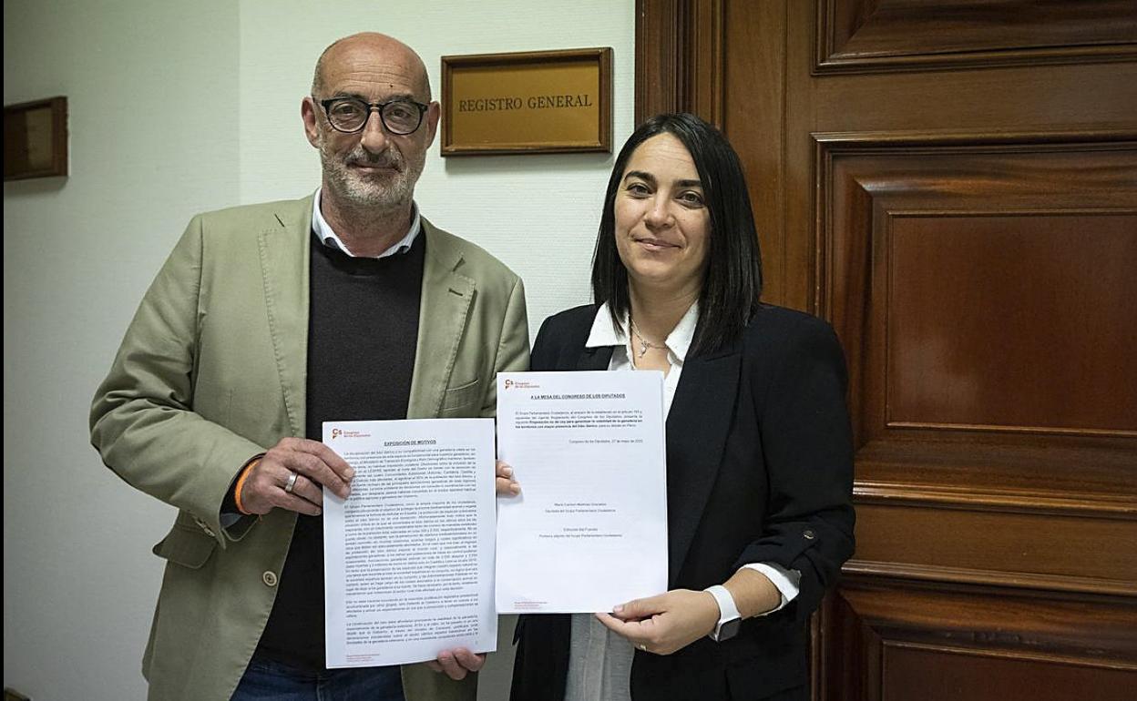 Félix Álvarez muestra la proposición no de ley que ayer registró en el Congreso junto a la diputada nacional Maria Carmen Martínez, que el martes defendió la iniciativa de la polémica. 