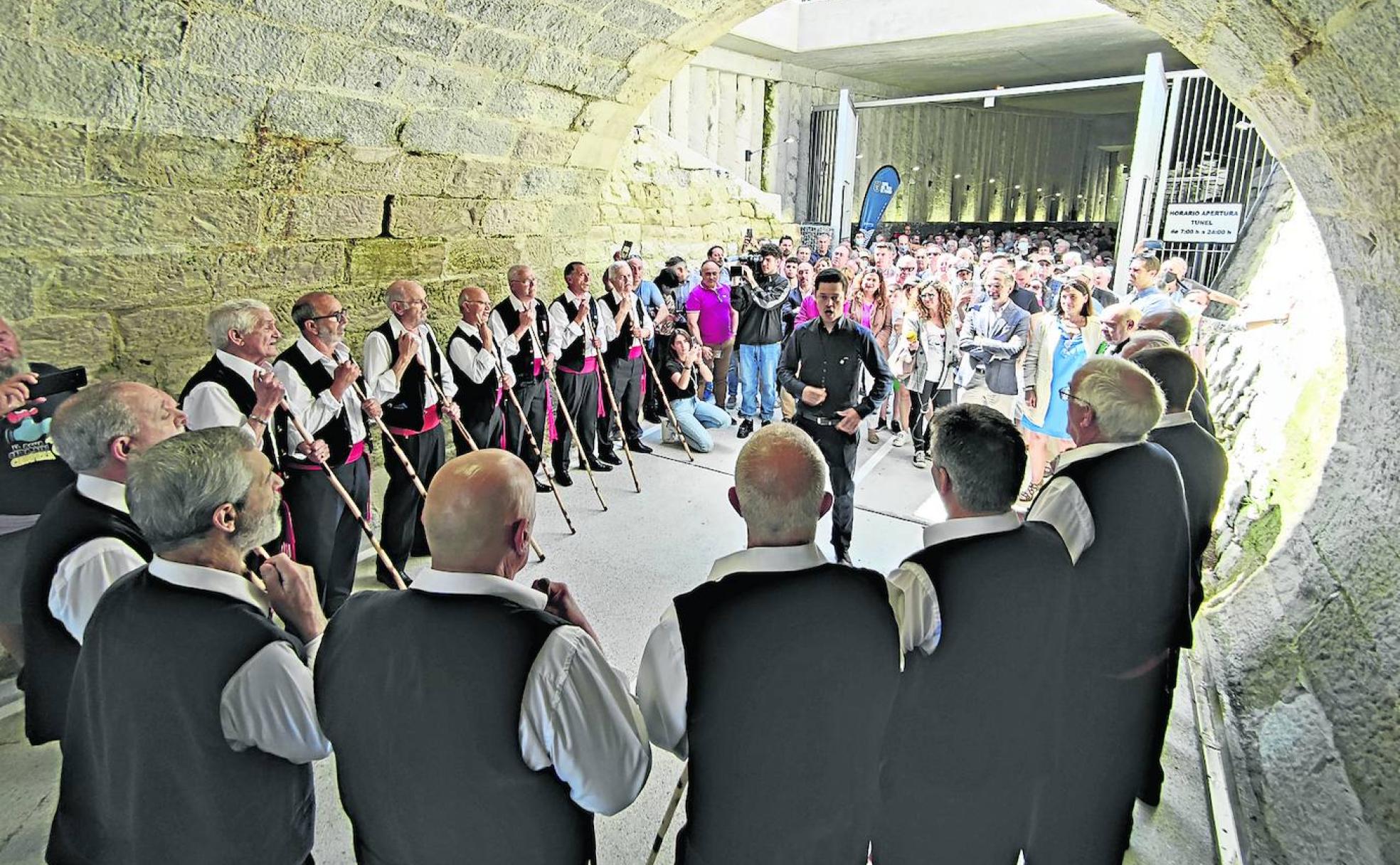 Las voces del Coro Ronda Altamira en el interior del túnel de Tetuán ambientaron el espacio en el día del estreno.