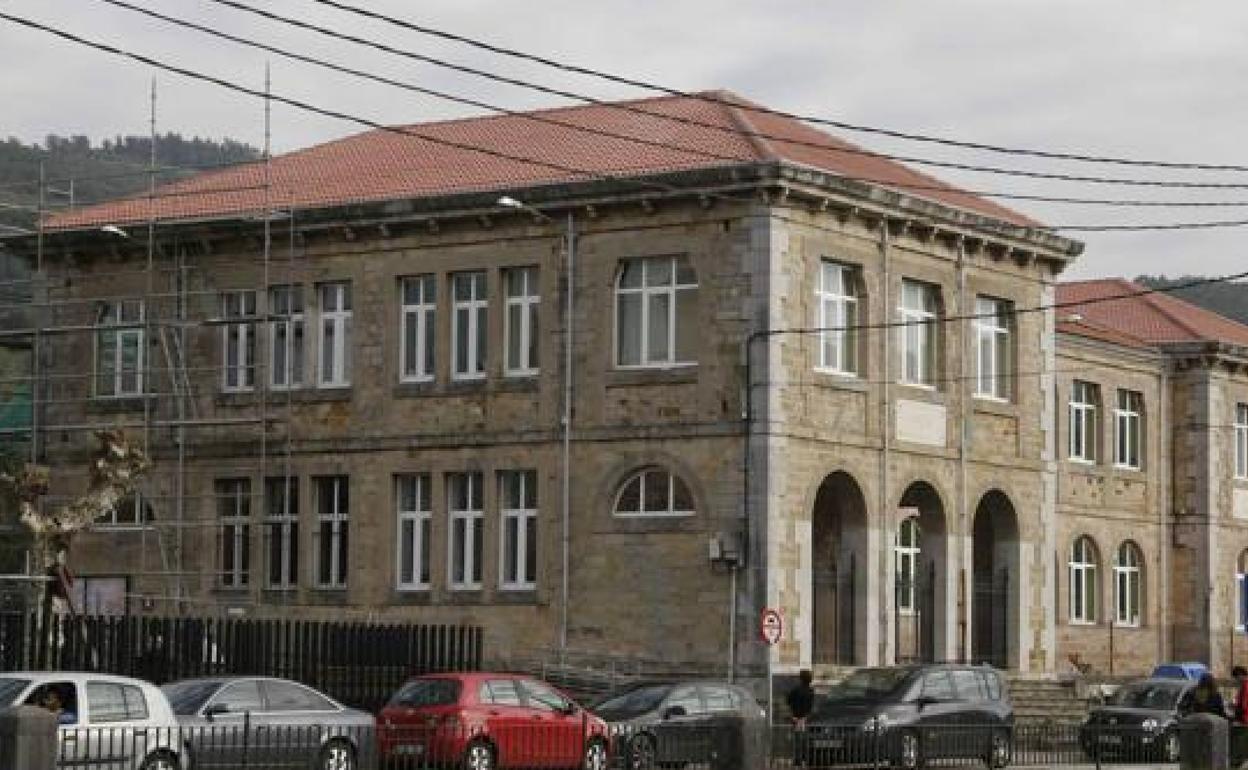 La directora del colegio de Ampuero denuncia a la madre del niño que agredió a una profesora