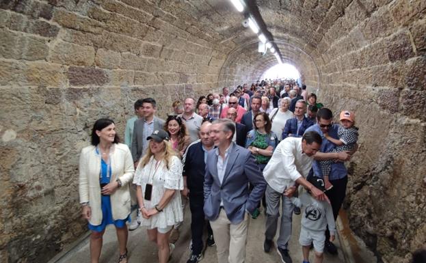 Las autoridades y los vecinos de la zona recorrieron el túnel en su inauguración