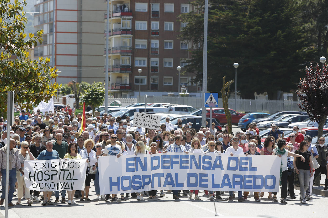 Más de 2.000 personas han reclamado un futuro para el hospital de Laredo.