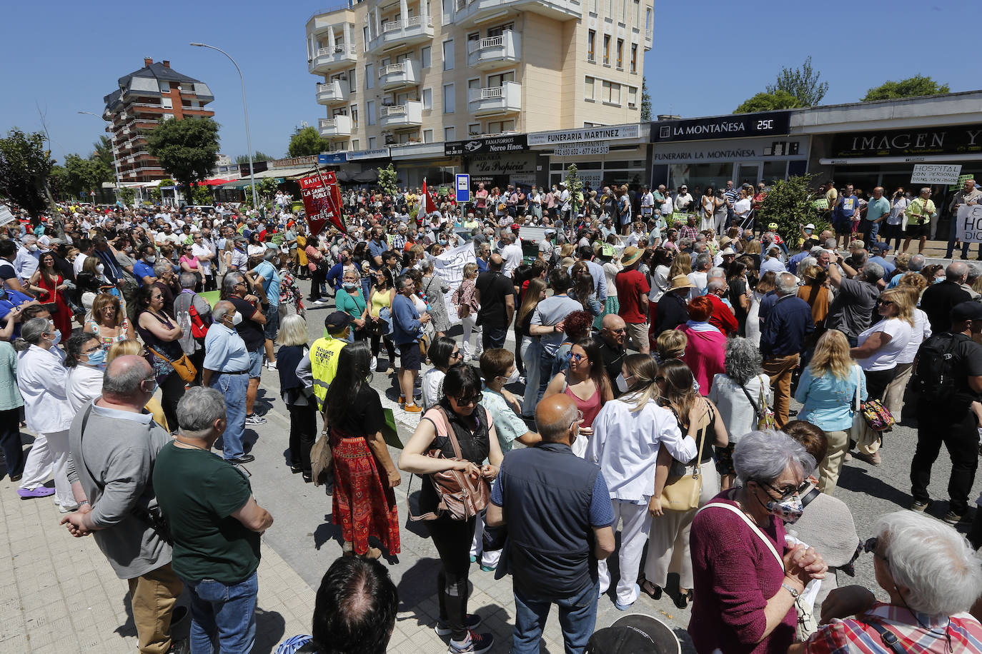 Más de 2.000 personas han reclamado un futuro para el hospital de Laredo.