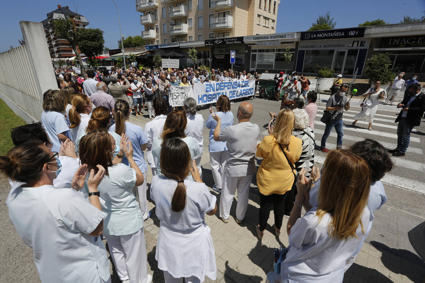 Más de 2.000 personas han reclamado un futuro para el hospital de Laredo.