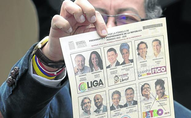 El candidato de la izquierda Gustavo Petro enseña la papeleta electoral antes de depositarla en la urna. 