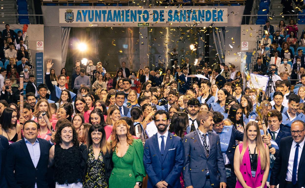Actos de despedida. Los alumnos de Cesine durante la graduación que tuvo lugar en el Palacio de Deportes de Santander