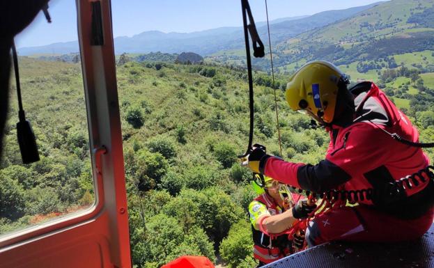 Imagen principal - El helicóptero de Emergencias rescata en Villafufre a un ciclista con traumatismo craneoencefálico