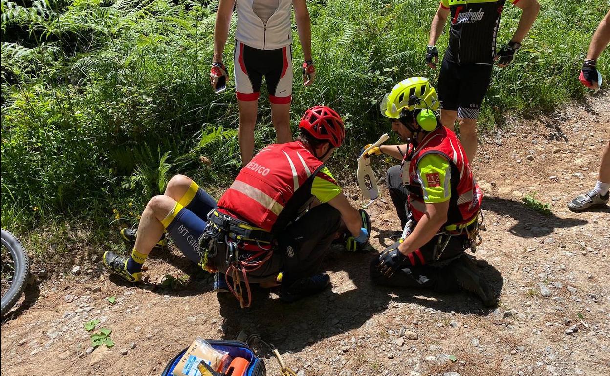 Miembros de los servicios de emergencias atienden al herido.