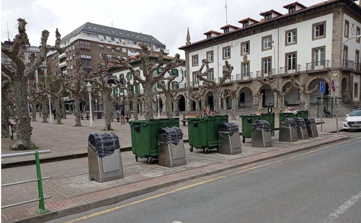 Contenedrores de la calle Bilbao tapados con plástico 