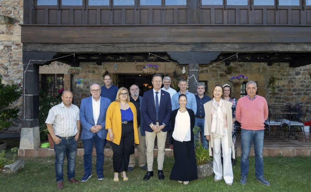 El consejero firmó los proyectos en Las Fraguas ante los alcaldes de la comarca.