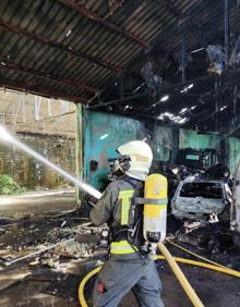 Imagen secundaria 2 - Un incendio calcina una nave de la antigua trefilería de Ramales