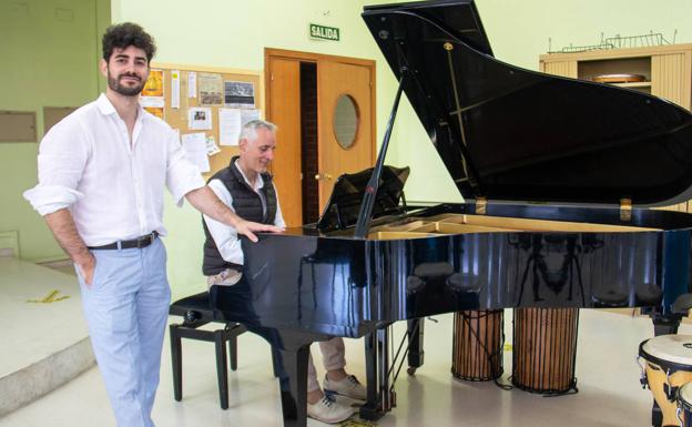 Alex Tyché y el pianista Pepe Santos.