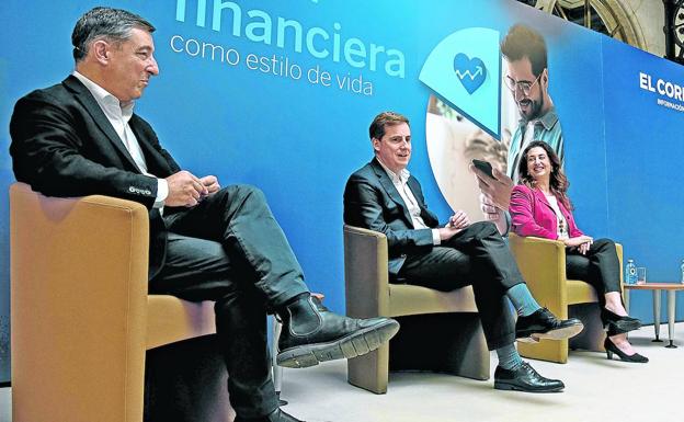 El chef Joan Roca, Gonzalo Rodríguez –BBVA– y la psicóloga Laura Rojas Marcos, ayer, con el corresponsal económico de Vocento, Manu Alvarez. 