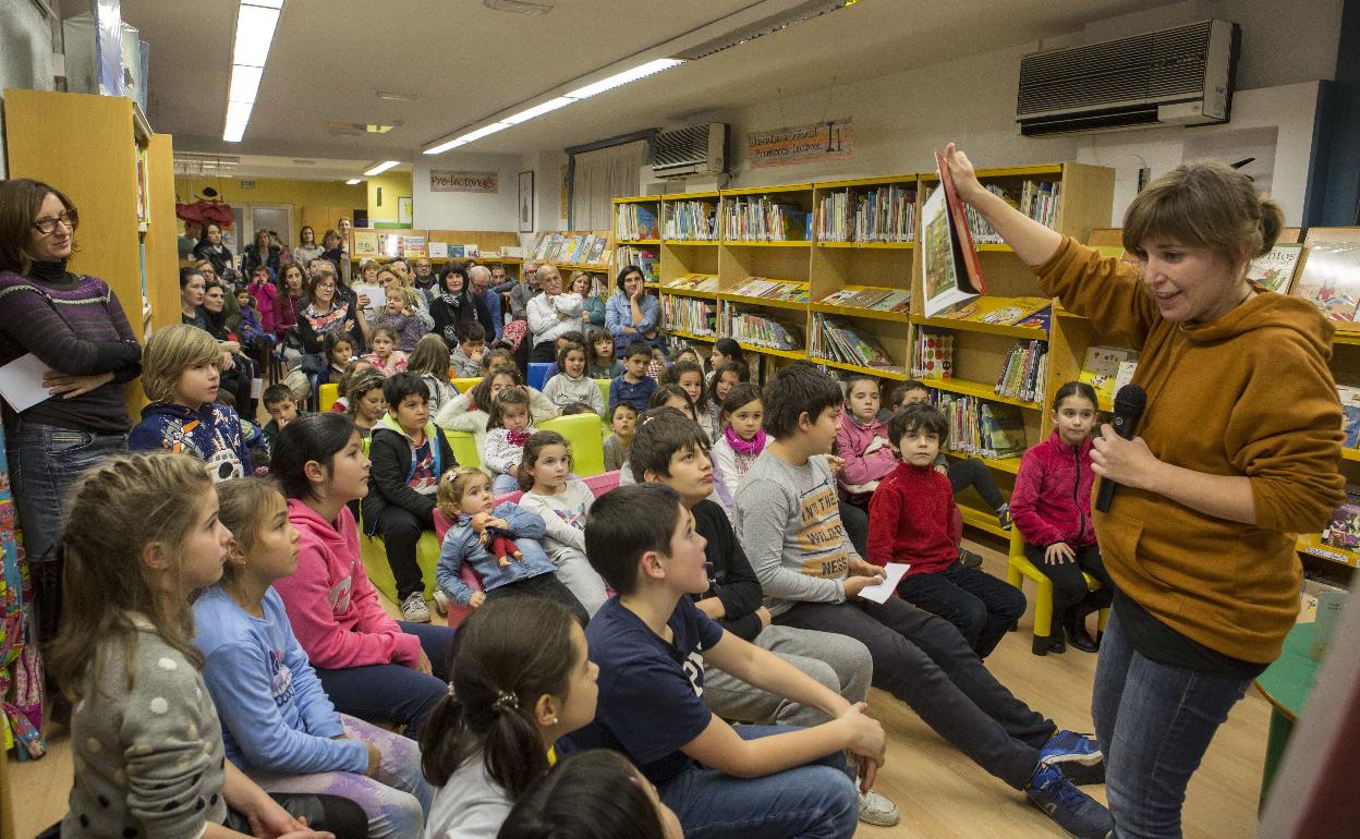 Imagen de archivo de una actividad celebrada en la biblioteca de Camargo.