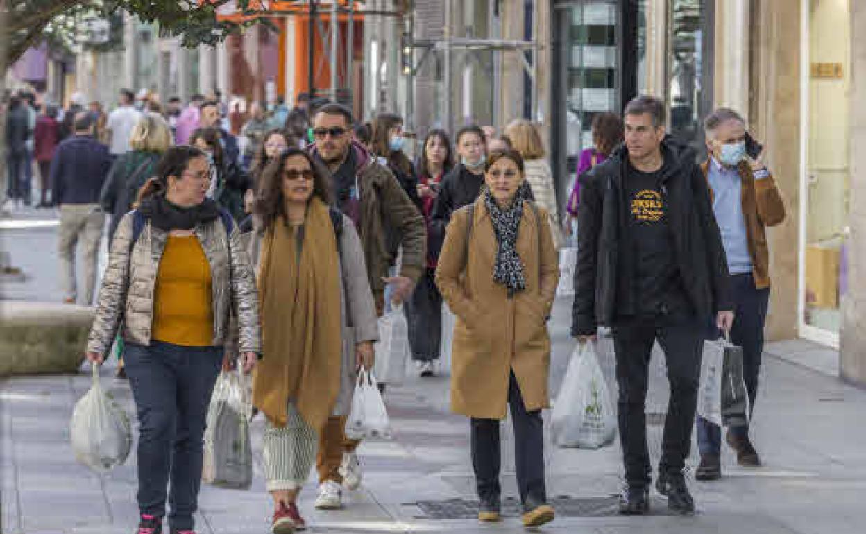 Imagen de archivo en la que turistas y vecinos pasean por las calles de Santander.