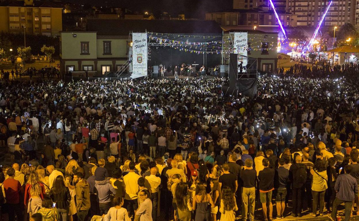 Imagen de archivo de las Fiestas de San Juan en el parque de Cros en Maliaño