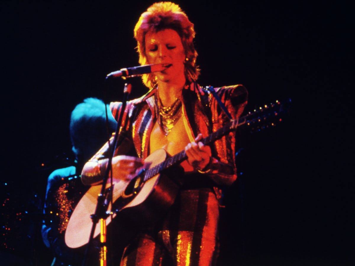 David Bowie como Ziggy Stardust en 1972: «Una estrella de rock andrógina del espacio exterior». 