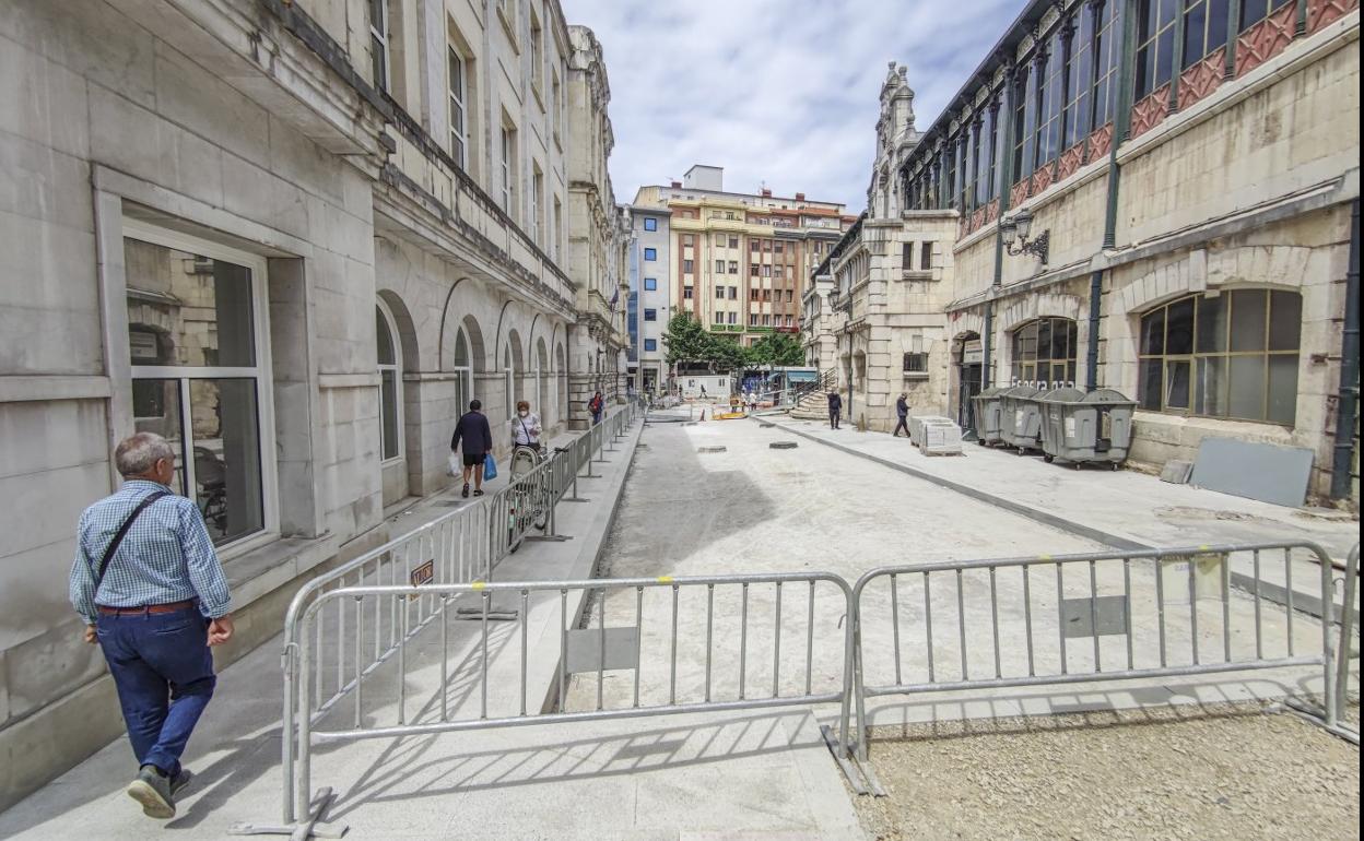 Renovación de viales: En el centro de Santander, justo detrás del Ayuntamiento y frente al Mercado de la Esperanza, avanzan las obras de urbanización de las calles El Mercado y Los Escalantes, que buscan facilitar el tránsito de los peatones y el trabajo de carga y descarga.