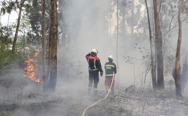 Una vista del incendio de este miércoles, en el barrio Torres Arriba (Torrelavega).